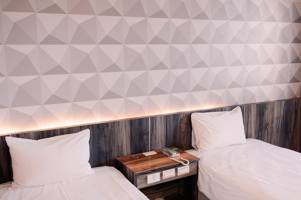 Kiwi-Taichung Station Branch 1 Hotel Bagian luar foto