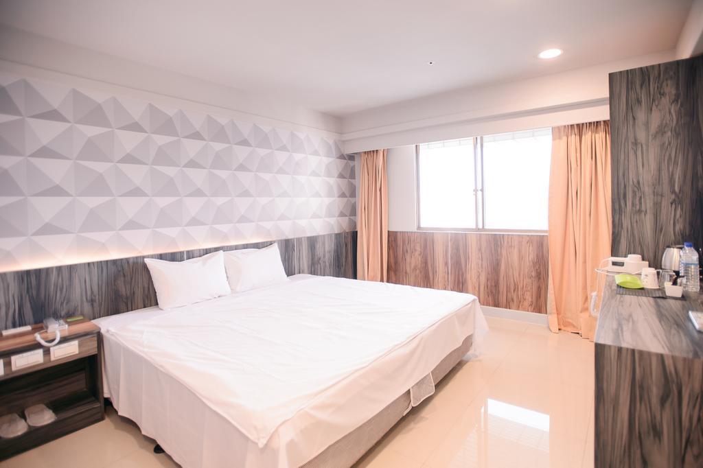 Kiwi-Taichung Station Branch 1 Hotel Bagian luar foto