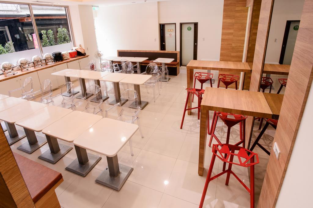 Kiwi-Taichung Station Branch 1 Hotel Bagian luar foto