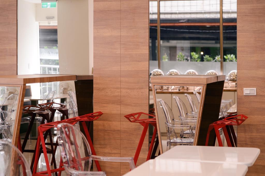 Kiwi-Taichung Station Branch 1 Hotel Bagian luar foto